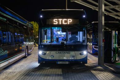 Dianteira novo autocarro elétrico